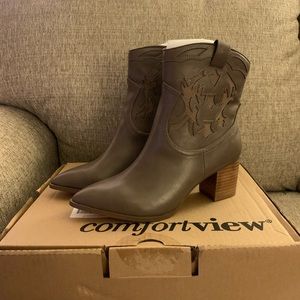 Taupe cow girl boot (WW WIDTH)